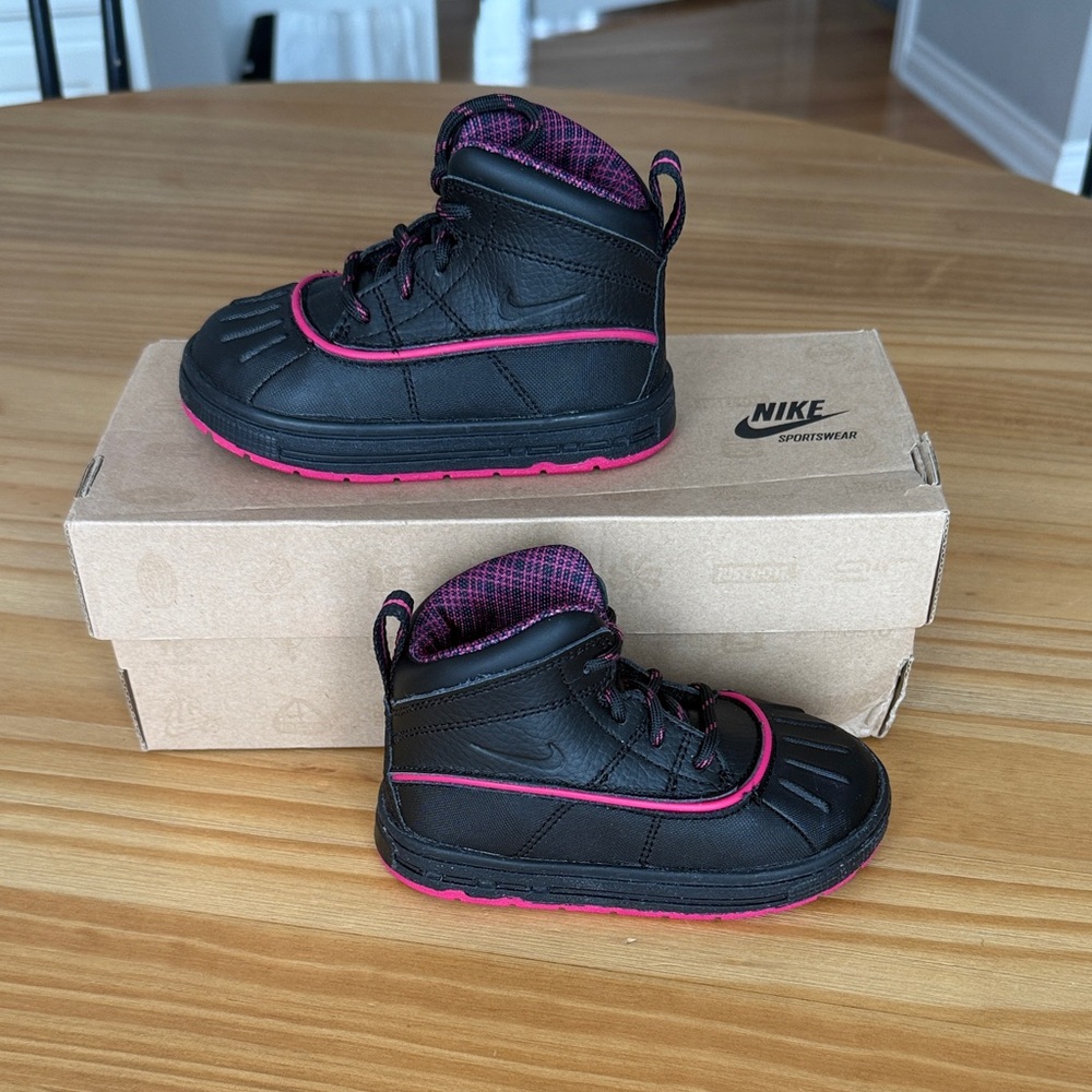 Nike Woodside 2 High Toddler Sneaker Boots in Black‎ and Fireberry NEW in BOX!